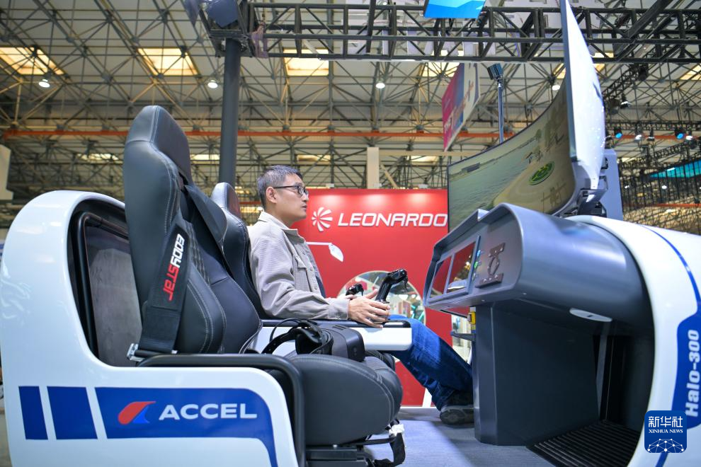 10月14日，工作人员在天津直博会直升机馆内调试模拟飞行体验设备。 10月14日，第七届中国天津国际直升机博览会举行媒体探馆活动。本届天津直博会将于10月16日至19日在天津空港经济区举行。目前，各项筹备工作已进入冲刺阶段。 新华社记者 孙凡越 摄