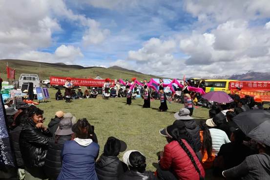 四川巴塘县：党旗飘扬虫草山 民生大篷车开到帐篷边