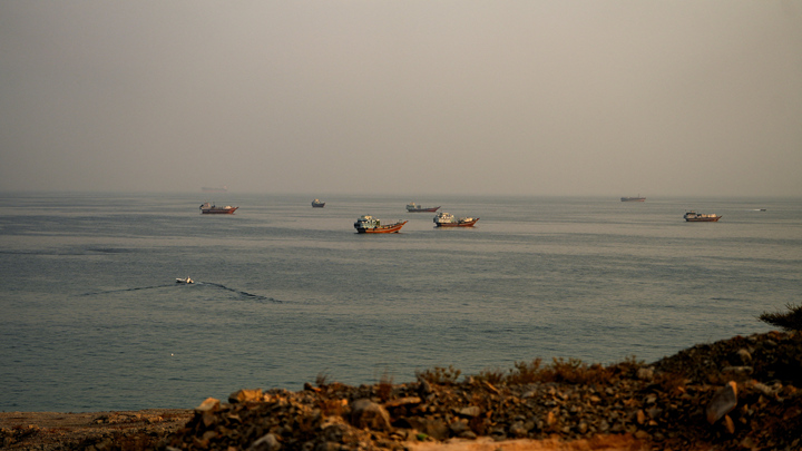 伊朗海军称“违规”穿越海峡而受损的油轮增多