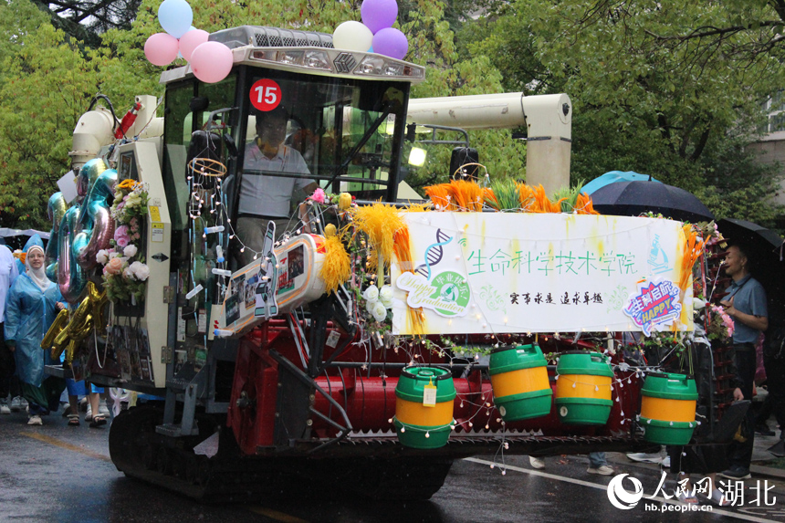6月21日下午，华中农业大学举行2025年毕业巡游。16台现代农机装备组成的“钢铁长龙”在雨中浩荡启程，收割机、播种机、拖拉机等变身“花车”巡游校园，为毕业生铺就一条别开生面的青春征途。人民网记者 张沛摄影报道