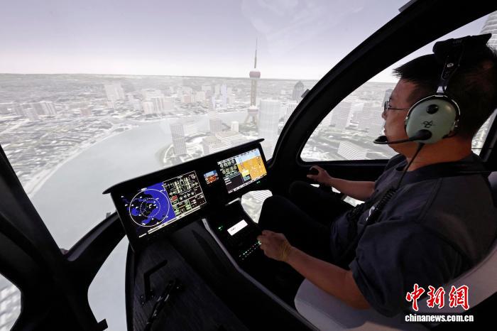 9月4日，工程师在模拟机上进行设备调试。近日，上海沃兰特航空技术有限责任公司电动垂直起降航空器（eVTOL）VE25工程模拟机正式开启试飞员训练。这台专业级工程模拟机是国内首台专业级eVTOL工程模拟机，将为eVTOL的工程试验、适航验证、飞行训练等全产业链发展积累宝贵。中新社记者 殷立勤 摄