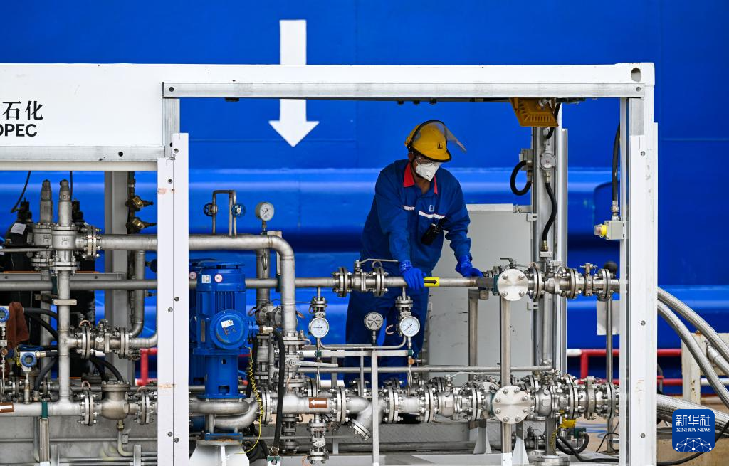 9月22日，在天津港环球滚装码头，工作人员准备进行甲醇加注作业。 9月22日，甲醇双燃料动力汽车滚装船“港荣”轮靠泊天津港环球滚装码头，并进行了300吨国产绿色甲醇岸基加注作业，这标志着天津港已具备规模化供应绿色甲醇能力。 据了解，“港荣”轮是全球首艘采用甲醇双燃料动力系统的大型汽车滚装船。本次加注所用甲醇产自内蒙古，以废旧轮胎和生物质为原料，本次作业可减排二氧化碳460吨。 新华社记者 赵子硕 摄pagebreak