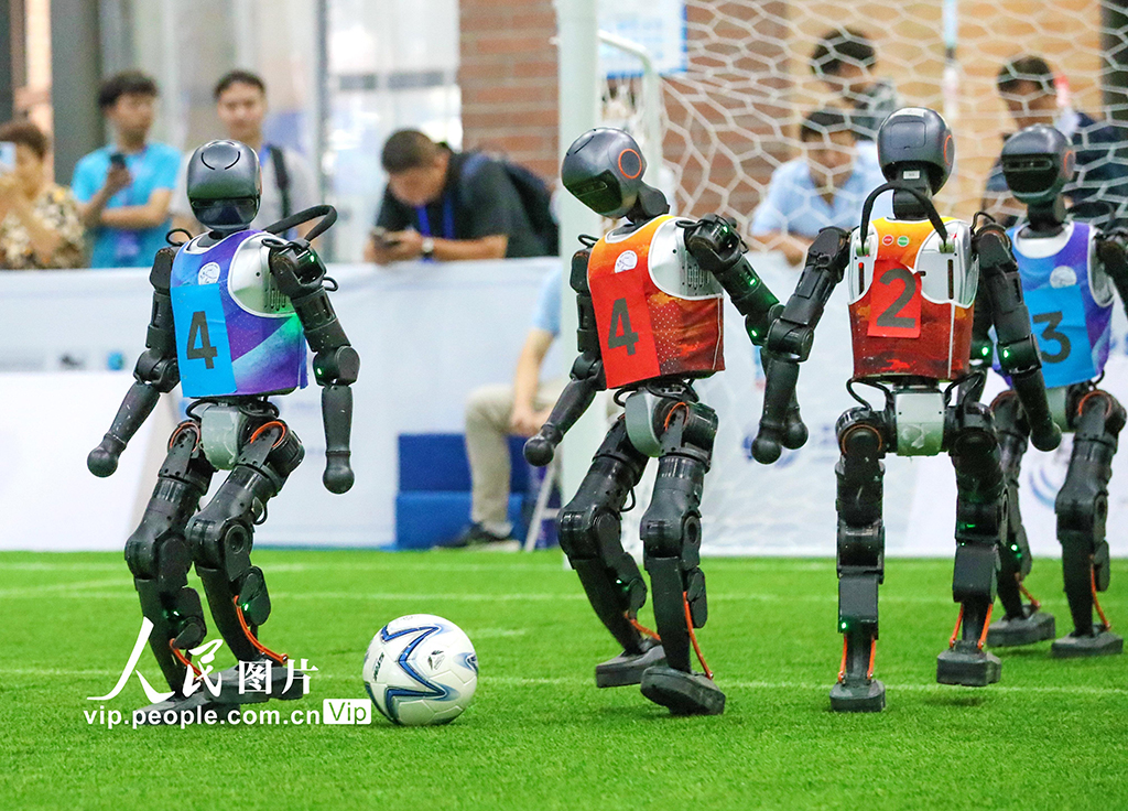 9月8日，2025亚太机器人世界杯青岛国际邀请赛在青岛西海岸新区举行。本次大赛以“智链世界 未来共融”为主题，吸引了来自中国、泰国、马来西亚、埃及、俄罗斯等12个国家及地区的84支代表队同台竞技。张进刚摄（人民图片网）