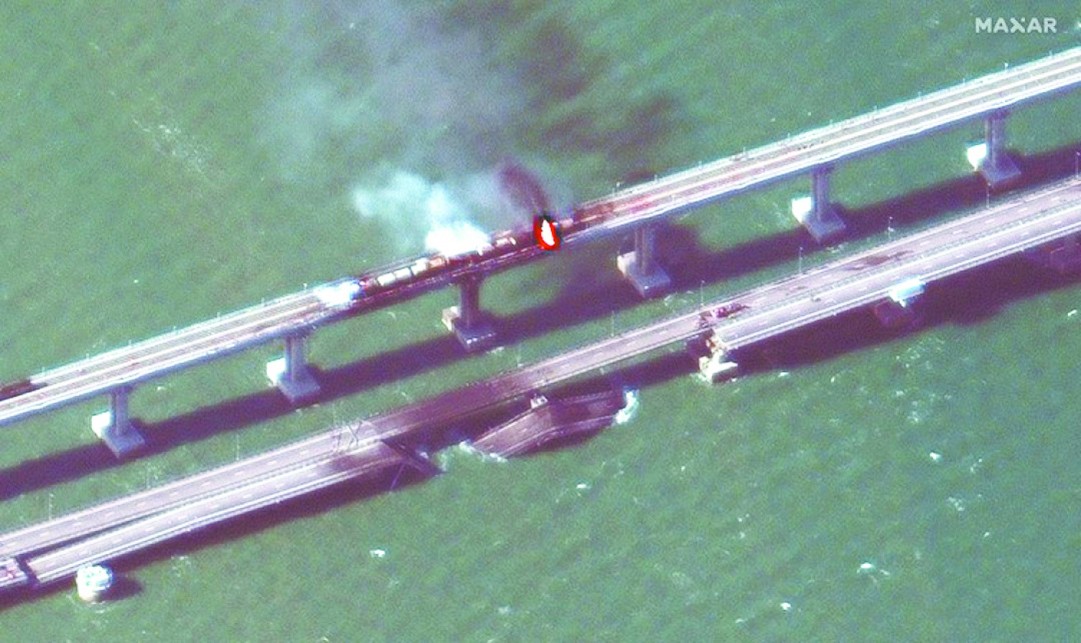 克里米亚大桥被炸的卫星照片