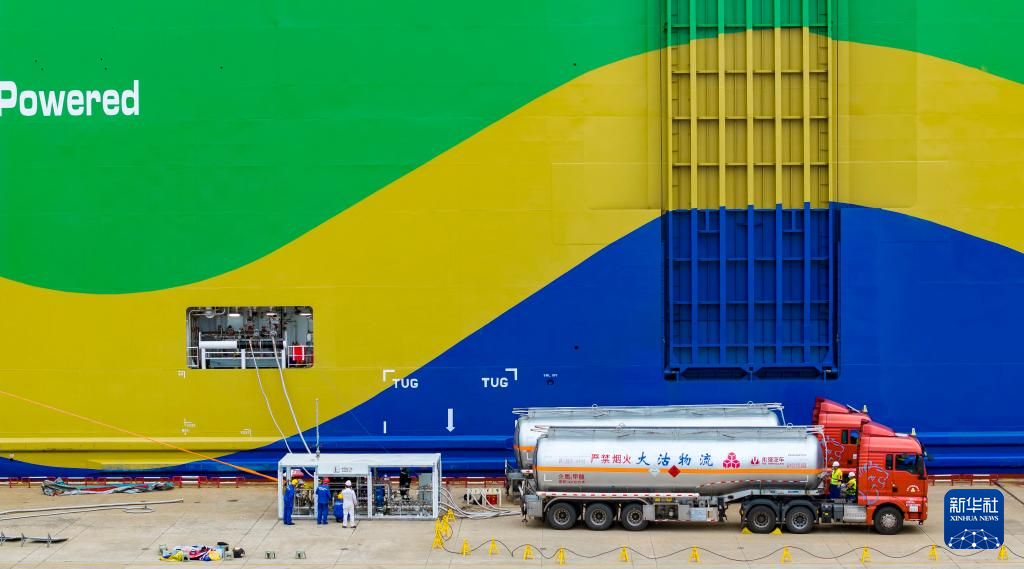 9月22日，在天津港环球滚装码头，汽车滚装船“港荣”轮进行甲醇加注作业（无人机照片）。 9月22日，甲醇双燃料动力汽车滚装船“港荣”轮靠泊天津港环球滚装码头，并进行了300吨国产绿色甲醇岸基加注作业，这标志着天津港已具备规模化供应绿色甲醇能力。 据了解，“港荣”轮是全球首艘采用甲醇双燃料动力系统的大型汽车滚装船。本次加注所用甲醇产自内蒙古，以废旧轮胎和生物质为原料，本次作业可减排二氧化碳460吨。 新华社记者 赵子硕 摄pagebreak