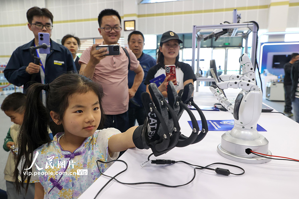 2025年4月25日，由中国电子学会主办的首届具身智能机器人运动会在江苏省无锡市盛大举行，超过150台具身智能机器人参与此次赛事。 本次运动会围绕竞技赛与应用赛两大板块展开，共设置了竞速跑、越野跑、足球、篮球、舞蹈、格斗、搬运、智能抓取、室内救援、创新场景应用这10个大项。运动会将评选出技术类、互动类、场景类、设计类这4大类奖项，全方位展现具身智能机器人领域的技术突破成果以及应用落地成效。朱吉鹏摄（人民图片网）