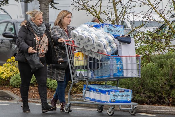 一些居民满载而归一位顾客对媒体表示,她在西萨塞克斯郡购物时,铀人