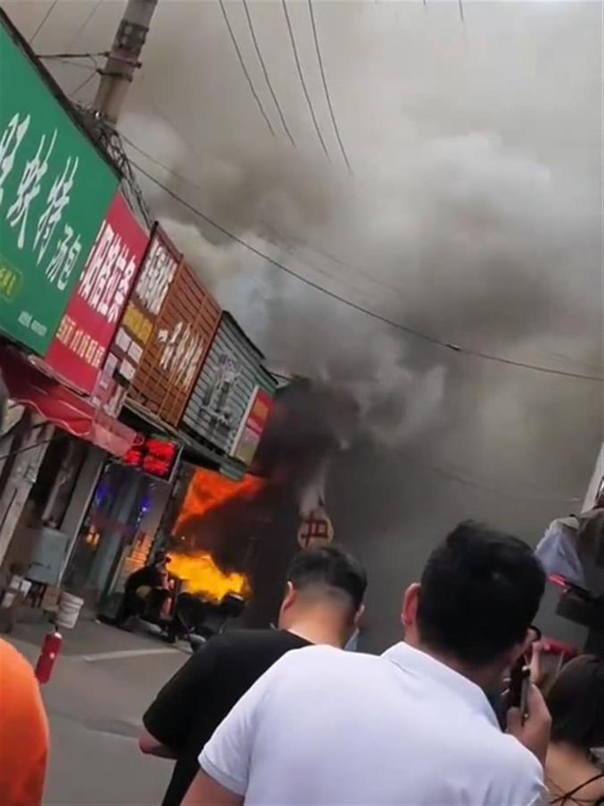 宁波一餐饮店起火还烧掉相邻商铺，所在小吃街去年也曾失火