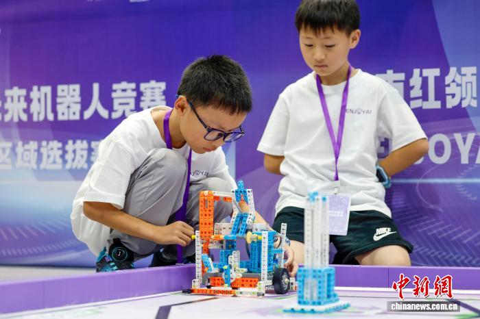 图为参赛选手在竞赛中。施亚磊 摄