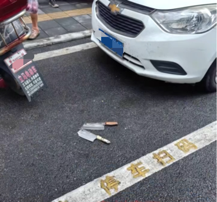 监控拍下惊险一幕：闹市区2把菜刀从天而降，路人抱头躲避！警方介入调查插图2