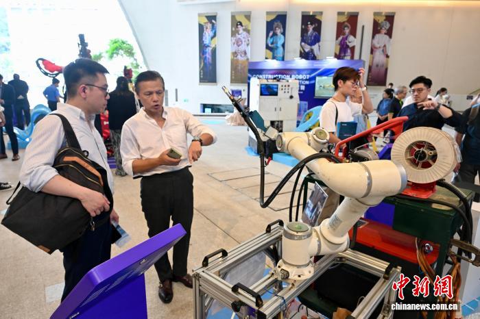 图为展示的便携式焊接机器人。中新网记者 李志华 摄