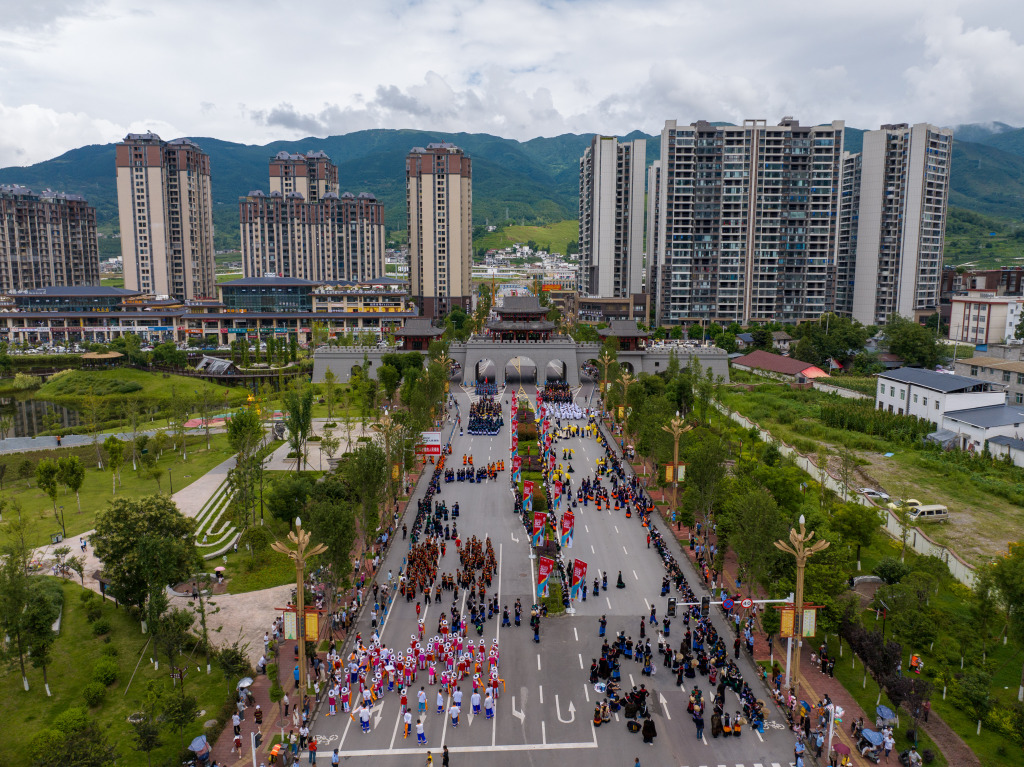 四川凉山州:越西火把节千人队伍巡游
