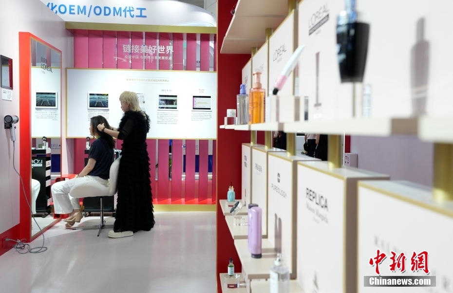 中新社记者 赵文宇 摄 7月16日，第三届中国国际供应链促进博览会在北京开幕。本届链博会设置先进制造链、智能汽车链、绿色农业链、清洁能源链、数字科技链、健康生活链等6大链条和供应链服务展区，共有75个国家和地区，651家企业和机构参展，境外参展商占比达35%。图为在健康生活链展区，观众在欧莱雅展台进行体验。欧莱雅作为美妆行业唯一参展的外资企业首次亮相链博会。