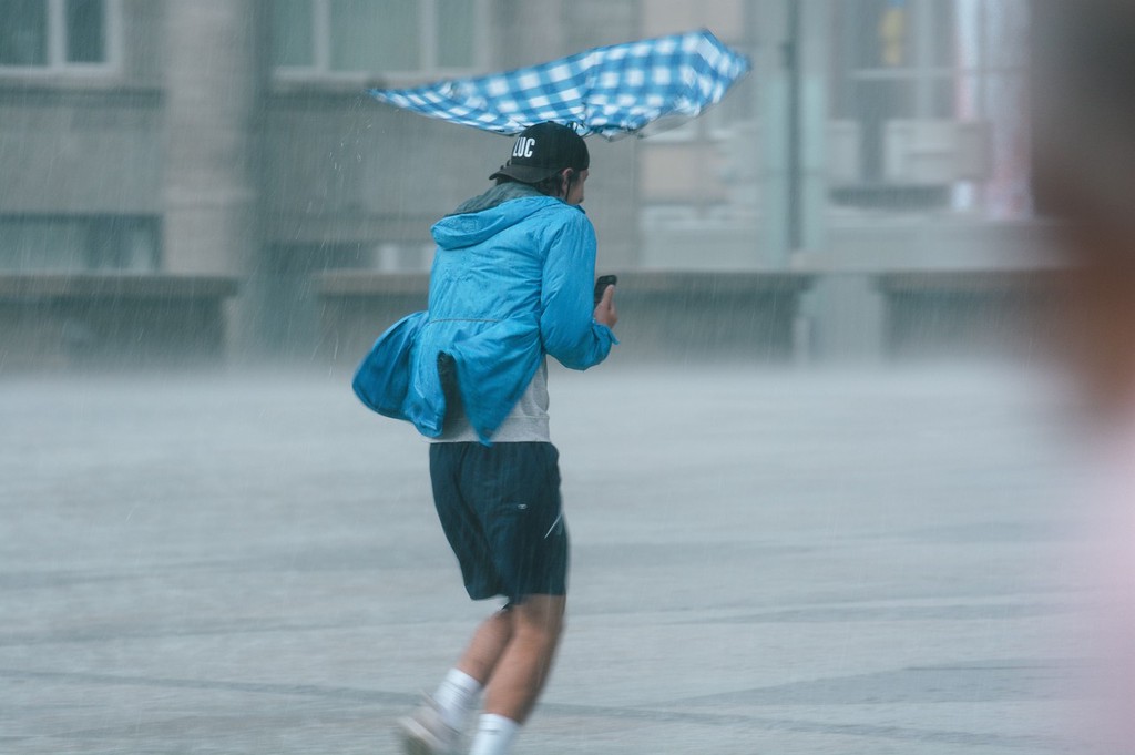 德国科隆遭遇暴雨天气 民众出行举步维艰