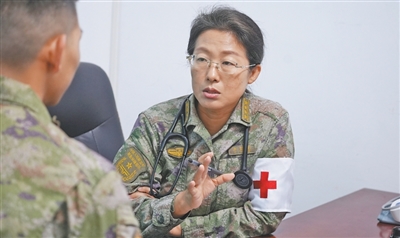 以温暖的关怀守护军民健康防线（彰显新时代革命军人的风貌）
