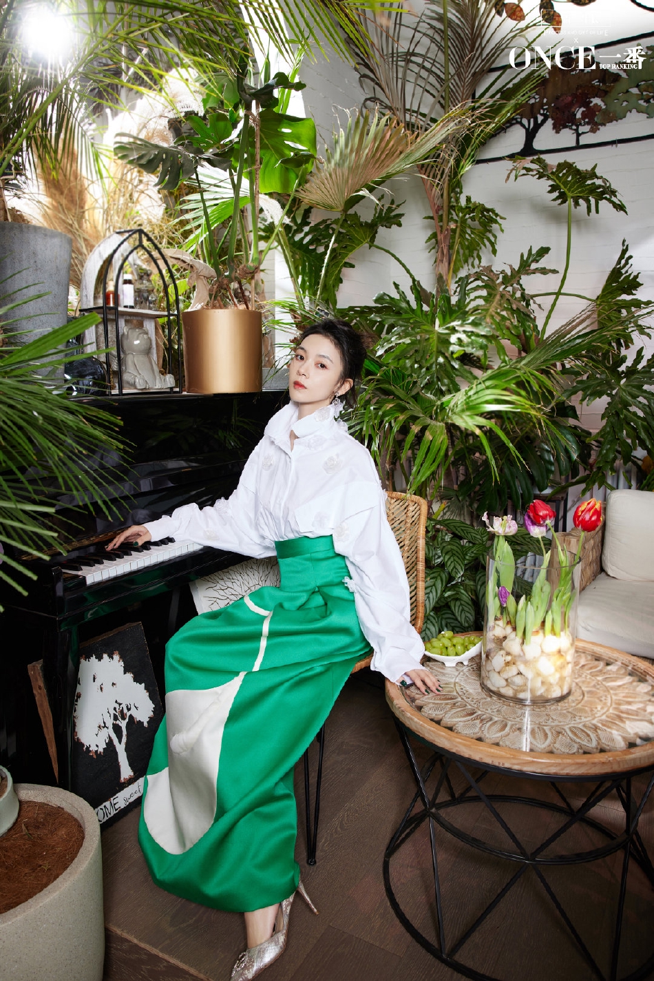 陈瑶写真大片释出 花瓣妆容恬静温柔