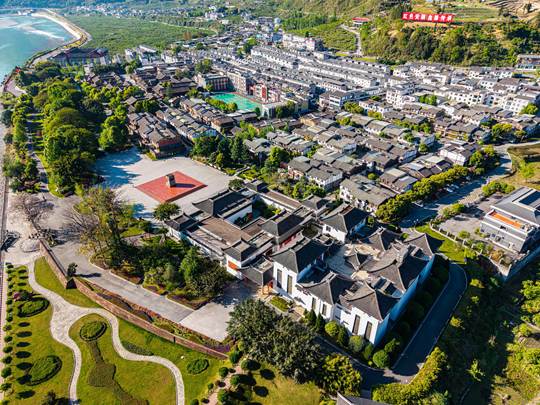 大渡河畔花如雪 安顺场镇四月天：红色记忆与春日繁花共绘画卷