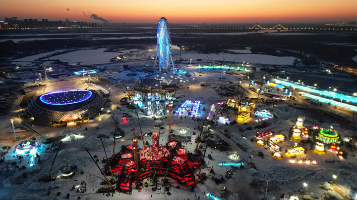 哈尔滨冰雪大世界冰建施工火热开展