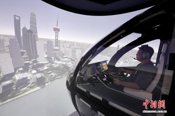 9月4日，工程师在模拟机上进行设备调试。近日，上海沃兰特航空技术有限责任公司电动垂直起降航空器（eVTOL）VE25工程模拟机正式开启试飞员训练。这台专业级工程模拟机是国内首台专业级eVTOL工程模拟机，将为eVTOL的工程试验、适航验证、飞行训练等全产业链发展积累宝贵。中新社记者 殷立勤 摄