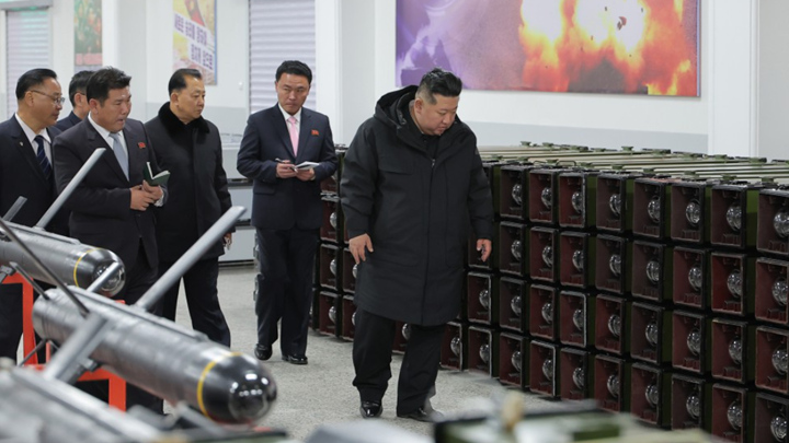 金正恩视察重要军工厂 了解战术制导武器生产情况