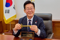 收到特朗普送的“白宫金钥匙”，李在明发文