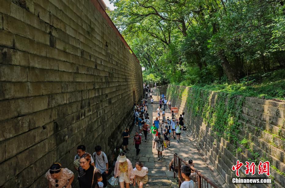 世界文化遗产南京明孝陵暑期旅游热