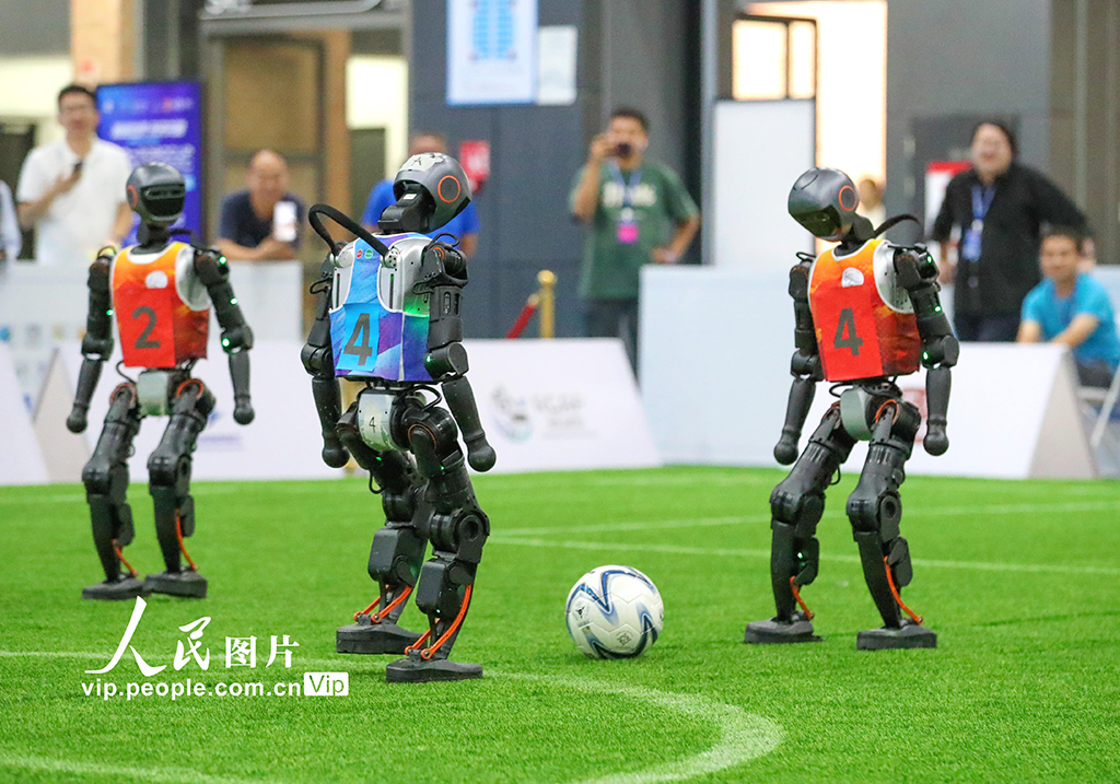 9月8日，2025亚太机器人世界杯青岛国际邀请赛在青岛西海岸新区举行。本次大赛以“智链世界 未来共融”为主题，吸引了来自中国、泰国、马来西亚、埃及、俄罗斯等12个国家及地区的84支代表队同台竞技。张进刚摄（人民图片网）
