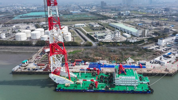 全球领先打桩船在江苏南通交付