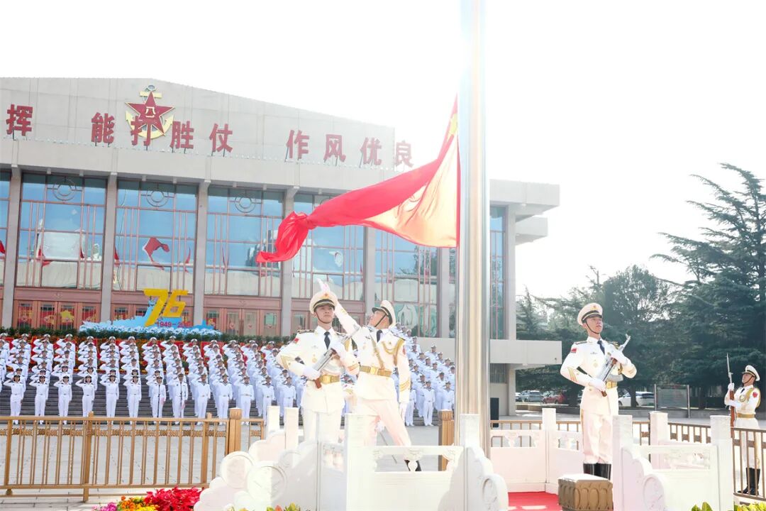 五星红旗升起来，今日的五星红旗