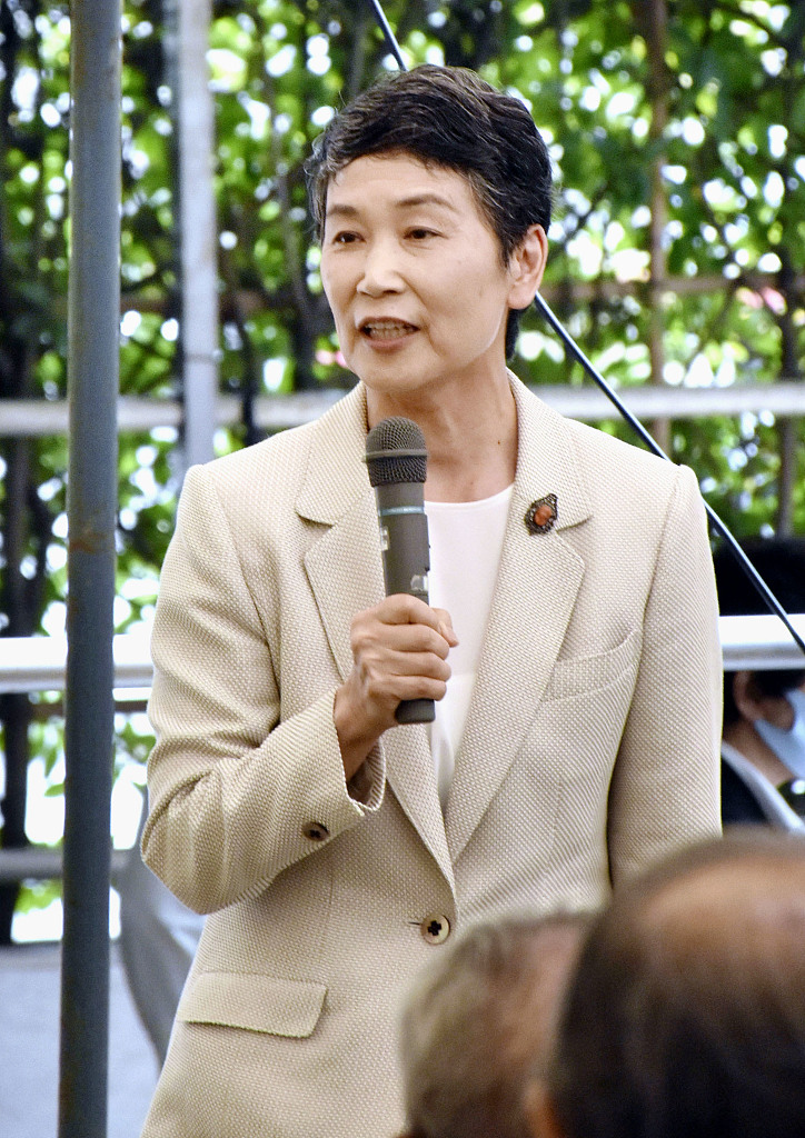 菅义伟当选日本首相妻子代夫访问选区