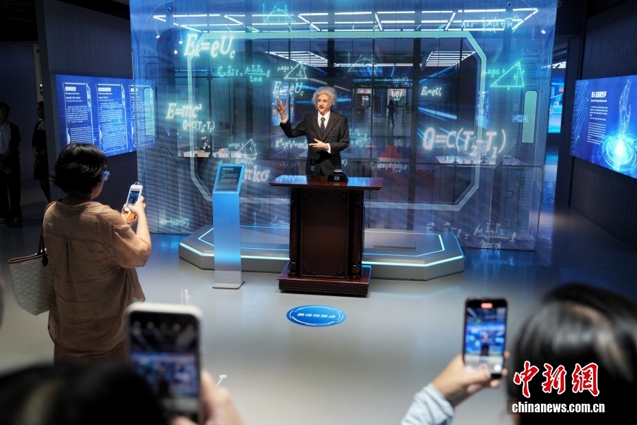 中新社记者 张祥毅 摄 8月4日，在位于北京亦庄的全球首家具身智能机器人4S店Robot Mall，人形机器人“爱因斯坦”吸引参观者。据了解，该机器人4S店提供机器人展示、体验、销售、售后等服务，进一步完善机器人产业链发展。在2025世界机器人大会期间，该4S店将作为重要的产业服务创新成果亮相。