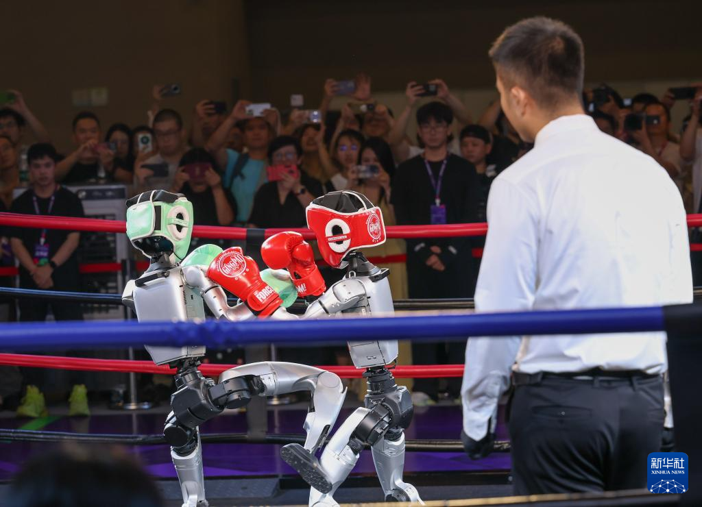 这是9月5日在2025世界智能产业博览会上拍摄的人形机器人拳击比赛。 9月5日至8日，2025世界智能产业博览会在重庆举行。众多人形机器人在智博会上亮相，为观众带来不少乐趣。 新华社记者 陈诚 摄pagebreak