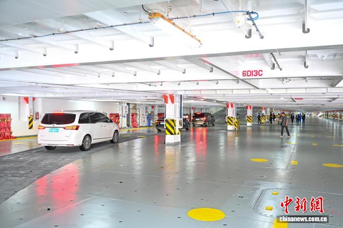 9月9日，中船集团所属广船国际联合中船贸易为韩国HMM航运建造的8600车汽车运输船1号船在广州南沙命名交付。该船配备智能船舶系统与多项节能减排技术，交付后将由韩国现代物流有限公司运营。中新社记者 陈骥旻 摄