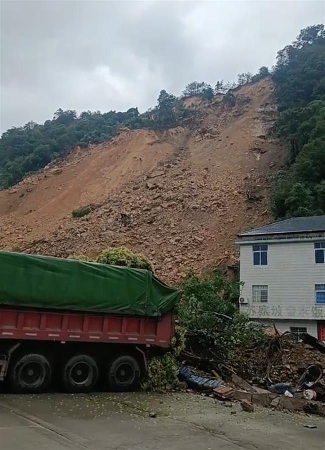 福建龙岩一地山体滑坡掩埋房屋，当地：正在组织救援
