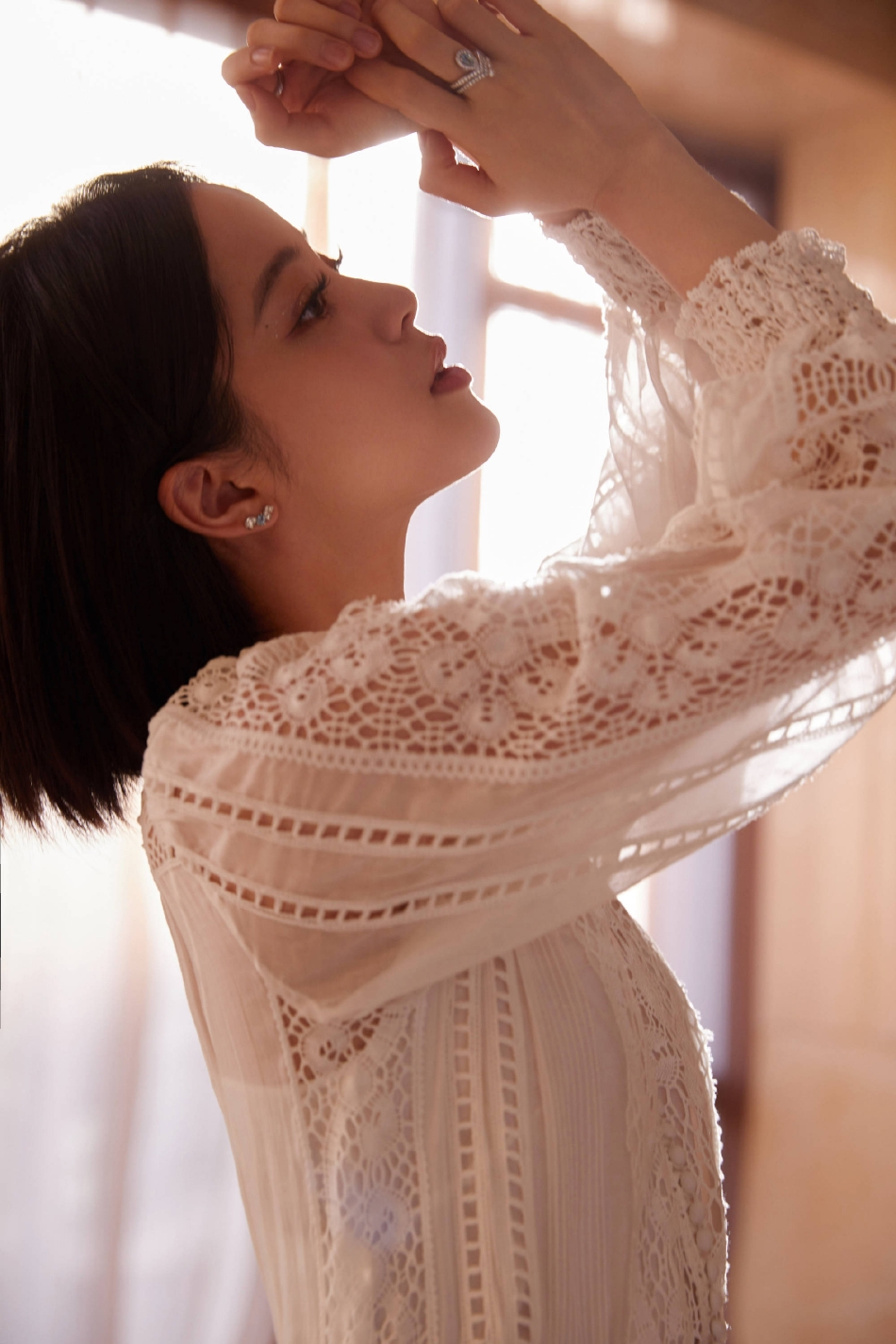 欧阳娜娜穿白色镂空长裙 侧颜精致优雅迷人