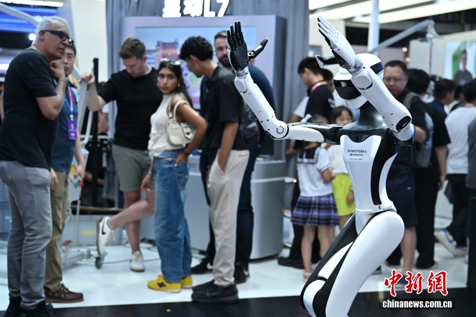 中新社记者 王紫儒 摄 8月10日正值周末，世界机器人大会人气旺。2025世界机器人大会于8月8日至12日在北京亦庄举行，主题为“让机器人更智慧，让具身体更智能”。图为在星动纪元展台表演的星动Q5吸引观众。