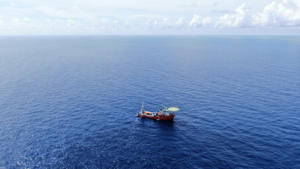 “海洋地质二号”科考船搭载“海马”号深海遥控潜水器在南海北部进行“源火”采集（9月18日摄）。 10月9日，第十五届全国运动会、全国第十二届残疾人运动会暨第九届特殊奥林匹克运动会火种采集仪式在广州举行。全运圣火“源火”来自南海1500多米深海底，通过引燃可燃冰的方式获取。 9月18日，在南海北部海域，我国自主研发的“海马”号深海遥控潜水器（ROV）搭载“可燃冰原位采集分解及引燃装置”下潜到1500多米深海底，科研人员远程操控采集可燃冰，并降压使其分解，产生的甲烷气体即为“源火”气源。随后，科考船甲板面的太阳能光伏装置发电并传输到海底，引燃气源获取“源火”。“海马”号携带燃烧的“源火”返回科考船甲板面后，科研人员将“源火”转移至“源火”盒，“源火”采集成功。新华社记者 卢汉欣 摄