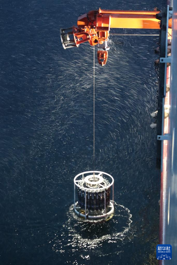 9月8日,“雪龙2”号回收CTD（温盐深剖面仪）。 9月26日，搭载着100名中国第15次北冰洋科学考察队队员的“雪龙2”号极地科考破冰船顺利返回上海。由自然资源部组织的本次北冰洋科考，由“雪龙2”号、“极地”号、“深海一号”和“探索三号”四船共同实施，是我国规模最大的一次北冰洋科学考察。 这次北极考察统筹实施了国家重点研发计划相关任务，进一步提升了我国对北冰洋快速变化及其影响的认识，为深入理解和有效应对全球气候变化提供了重要支撑。 新华社记者 刘诗平 摄