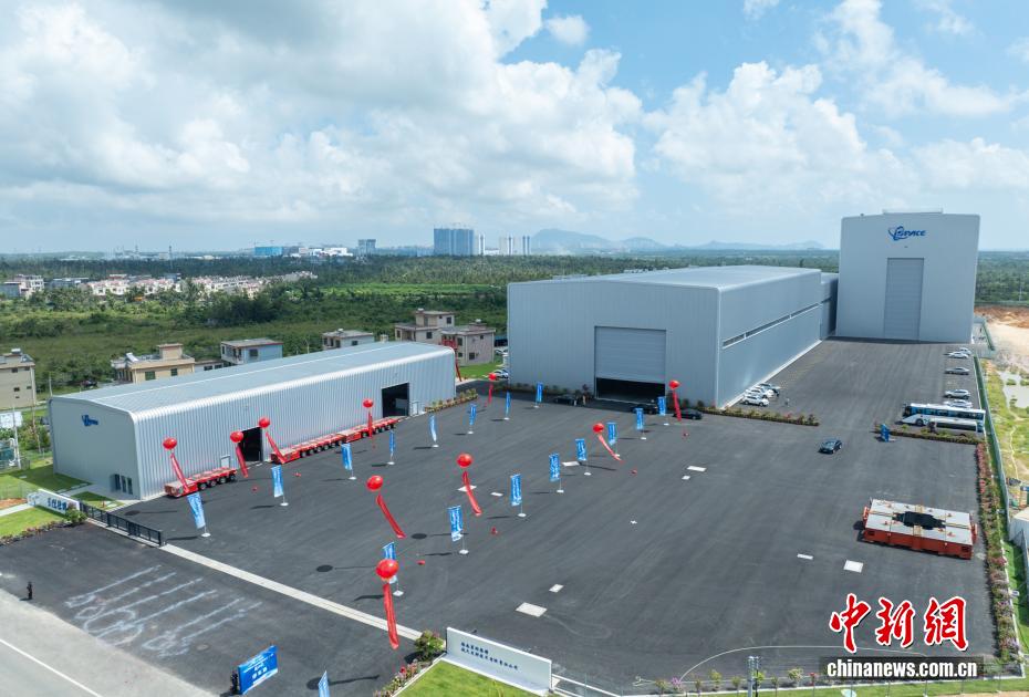 中新社记者 骆云飞 摄 10月9日，星际荣耀运载火箭总装总测复用工厂项目（一期）在海南文昌国际航天城竣工。该工厂以“总装、总测、复用”三位一体模式建设，将用于商业运载火箭的整体装配、测试及重复使用等领域。据了解，工厂（一期）总建筑面积达1.83万平方米，主要包括火箭复用厂房、亚轨道飞行器厂房和单层机加车间，可满足2家公司同时进场执行火箭总装、总测、复用任务，年产能24发。图为星际荣耀运载火箭总装总测复用工厂项目（一期）。（无人机照片）