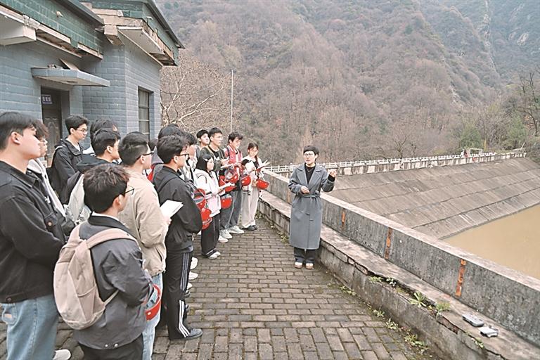 在山水之间 悟治水报国