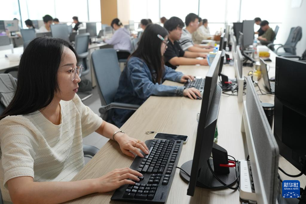 9月23日，工作人员在数据审核区审核采集的机器人作业数据。 为探索具身智能机器人在工业场景中的应用，位于浙江绍兴上虞区的杭州湾具身智能创新中心根据真实作业流程搭建数据采集场景，开展机器人作业模型训练，为具身智能机器人进入真实生产线积累实操经验。 新华社记者 翁忻旸 摄pagebreak