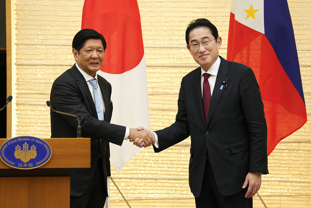 2023年2月9日，日本东京，菲律宾总统马科斯(左)和日本首相岸田文雄在东京首相官邸举行会谈。（视觉中国）