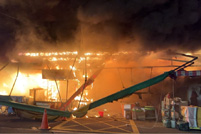 台媒：桃园一市场夜间突发火灾，现场火势猛烈