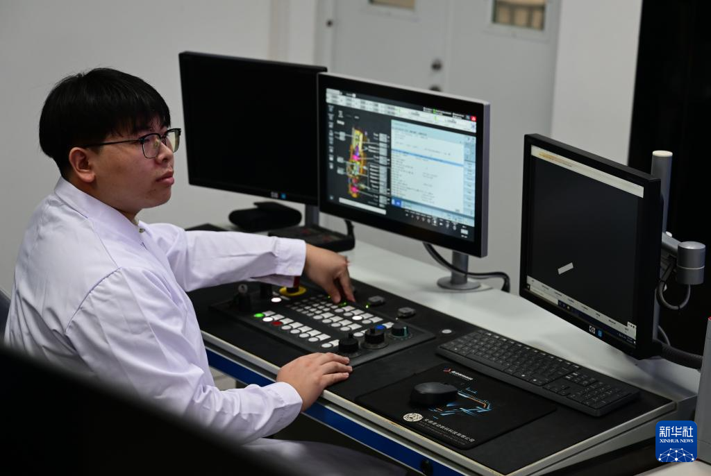 10月13日，科研人员在聚变堆主机关键系统综合研究设施“夸父”（CRAFT）偏滤器原型部件测试现场工作。 10月13日上午，聚变堆主机关键系统综合研究设施“夸父”（CRAFT）取得重要进展——偏滤器原型部件顺利通过专家组测试与验收。 测试结果显示，该部件稳态热负荷能力达到20兆瓦/平方米，靶板面向等离子体表面邻接误差小于1毫米，标志着我国自主设计的国际尺寸最大、热负荷最高的偏滤器原型部件研制成功。 新华社记者 周牧 摄