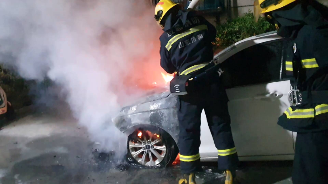 凌晨，济南一小区轿车起火，消防紧急救援