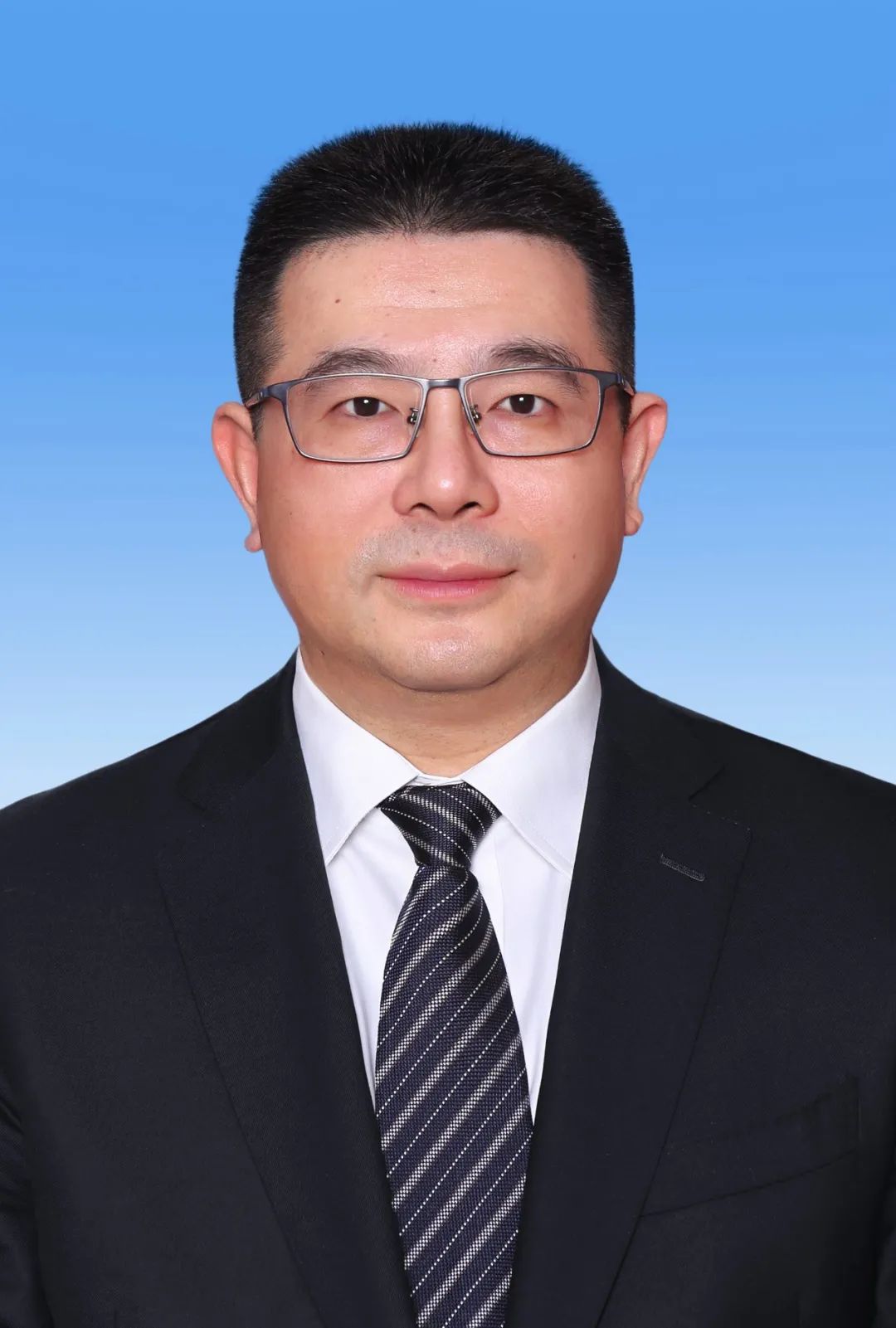 在职研究生,管理学博士,中共党员,现任绵阳市委副书记,市人民政府市长