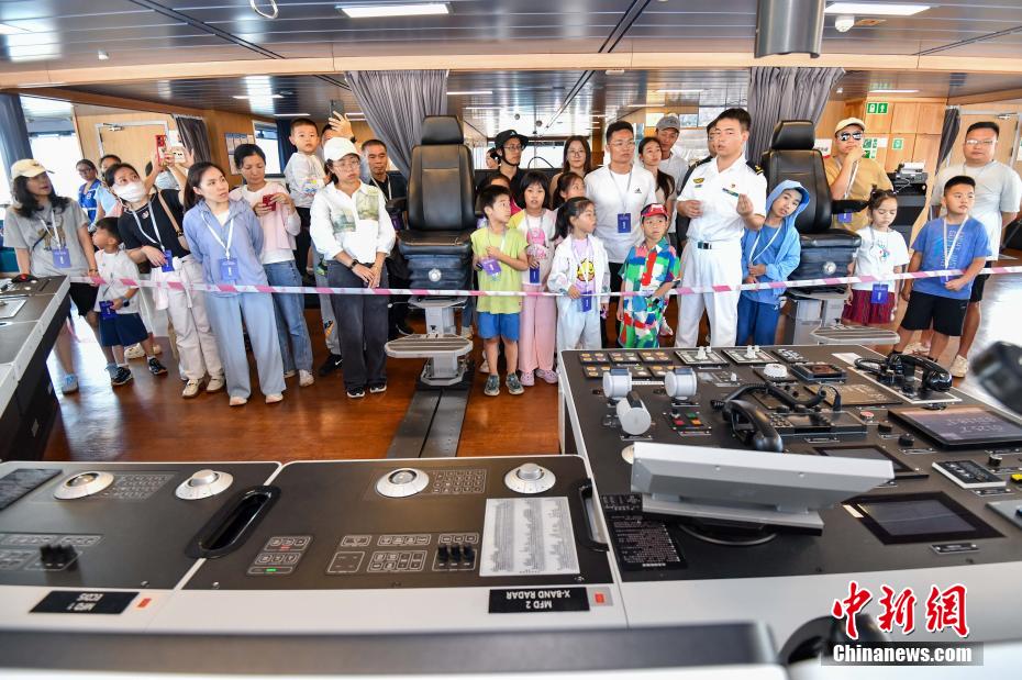 中新社记者 骆云飞 摄 6月2日，完成中国第41次南极考察任务的“雪龙2”号极地科学考察破冰船，停靠在海南省海口市秀英港码头，开启为期5天的公众开放日活动。公众可近距离参观实验室、驾驶室以及飞行平台等多个特色区域。“雪龙2”号是中国首艘自主建造的极地科学考察破冰船。图为民众参观“雪龙2”号极地科学考察破冰船驾驶室。