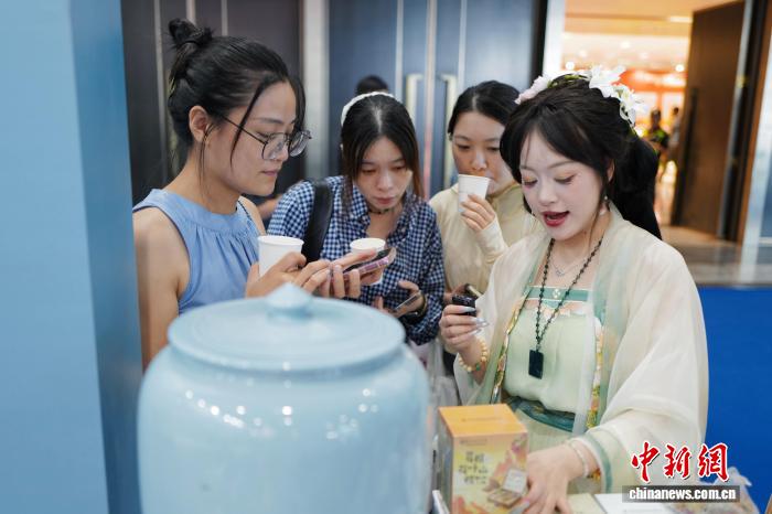 9月10日，身着汉服的工作人员为民众介绍中药代茶饮。当日，由中国中医药科技发展中心主办的中医药科技成果交流会暨中医药创新成果展览会在浙江杭州举办，展览展出了一系列便民惠民的中医药健康产品、服务，呈现中医药深厚底蕴与现代技术的结合。中新社记者 张煜欢 摄