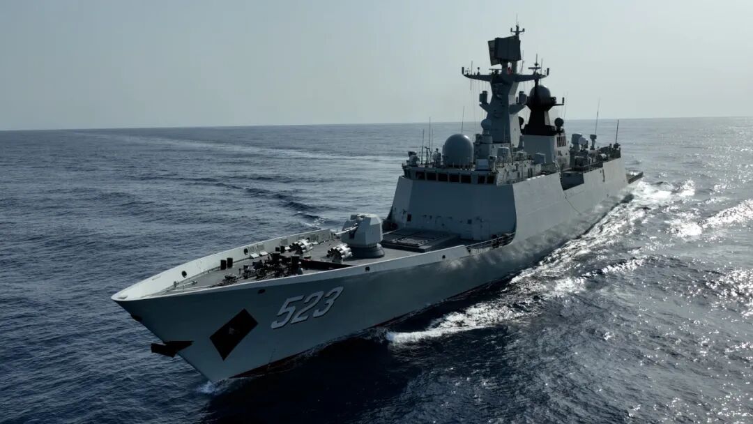 亚丁湾某海域，“海上猛虎艇”红河舰开展实际使用武器训练
