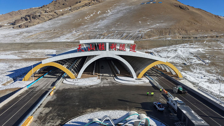 20分钟穿越天山南北！世界最长高速公路隧道通车
